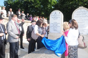 32-Hakeshet-Aout 2013-7 juillet -Sandler Plaque Cimetiere- 11 juillet2013