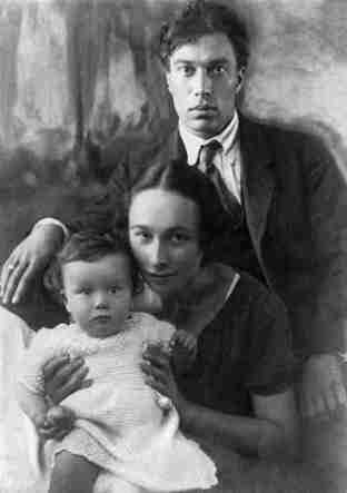 Boris_Pasternak_with_family_1920s