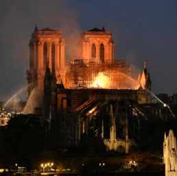 Notre Dame en feu.jpg